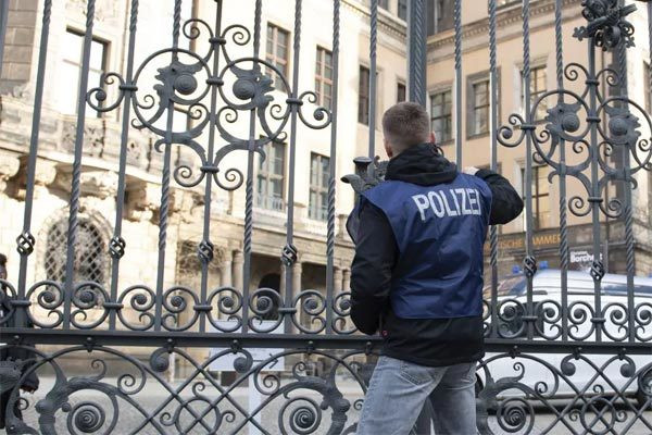 Sau đó, giới chức trách Đức mở cuộc điều tra quy mô lớn nhằm sớm bắt được hung thủ và tìm được số bảo vật bị đánh cắp trong thời gian sớm nhất. Mời độc giả xem video: Vụ trộm vàng suốt 6 năm ở Quảng Nam: Giao nộp thêm 200 lượng vàng. Nguồn: VTC14.