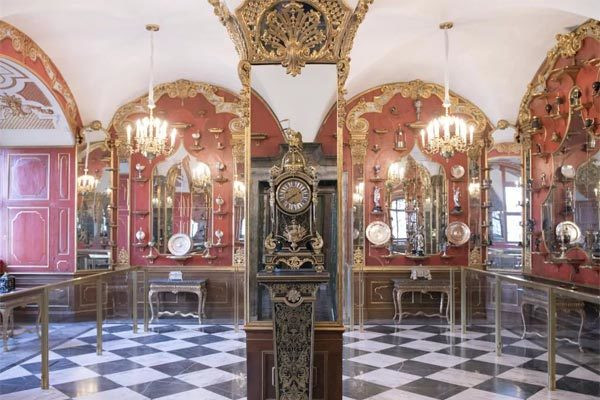 Chỉ 5 phút sau, cảnh sát và lực lượng chức trách có mặt tại hiện trường xảy ra vụ trộm.