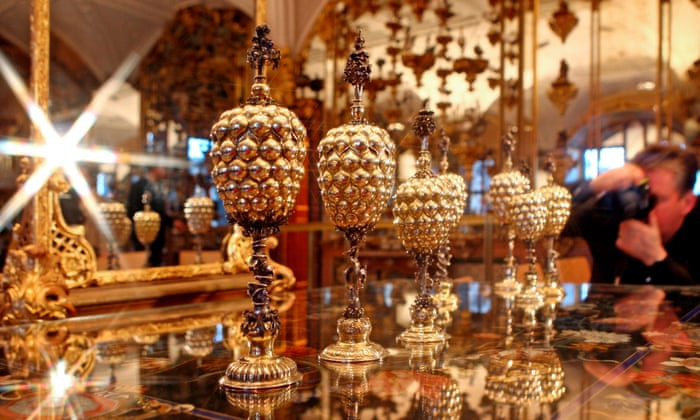 Những bảo vật này do August hùng mạnh, lãnh chúa vùng Saxony và sau đó là quốc vương Ba Lan sưu tầm.