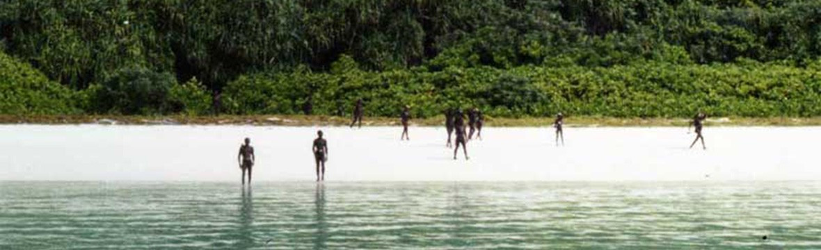 Người Sentinel có ngôn ngữ riêng, sinh sống bằng cách săn bắn, hái lượm và từ chối liên lạc, tiếp xúc với thế giới bên ngoài.