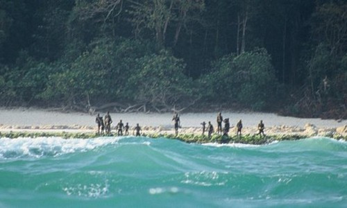 Bí mật về bộ lạc cực hung dữ, thấy người lạ là tấn công, giết chết Bi mat ve bo lac cuc hung du, thay nguoi la la tan cong, giet chet