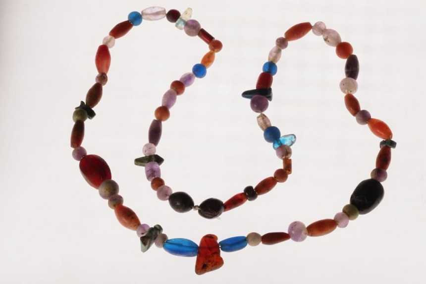 Thiếu nữ Ai Cập này được chôn cất cùng với nhiều món đồ giá trị như trang phục, đồ trang sức gồm hoa tai, nhẫn, vòng cổ... Những món đồ này được làm từ các loại đá quý hết sức tinh xảo.