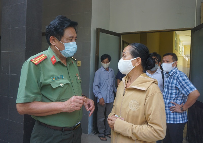 Thang cap bac ham cho 2 chien si cong an hy sinh khi truy bat nhom dua xe-Hinh-2