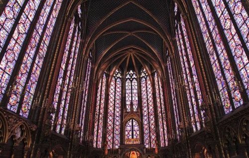 Khung cảnh tuyệt đẹp bên trong nhà thờ Sainte-Chapelle ở Paris, Pháp. Nhà thờ được xây dựng theo phong cách Gothic nổi bật với những cửa sổ kính nhiều màu sắc.