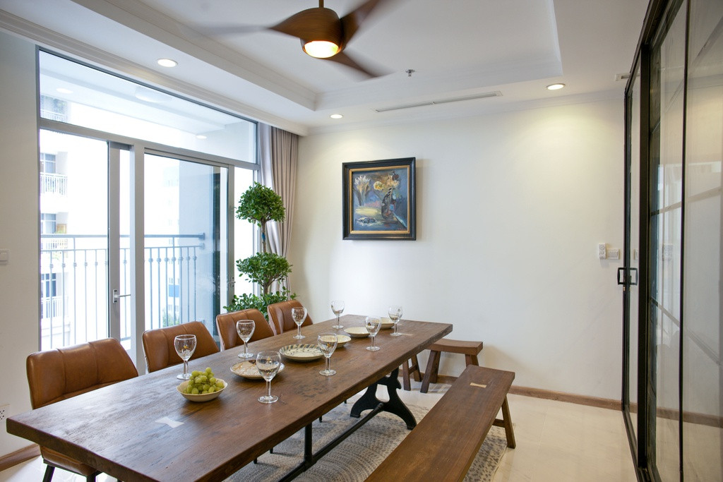 Hệ bàn ăn lớn nên chủ nhà có thể mời tối đa tới 10 người mỗi dịp gặp mặt.