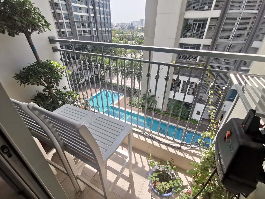 Ban công có diện tích khá nhỏ nhưng được bố trí cây xanh và ghế ngồi đã trở thành một không gian thư giãn trong những ngày nắng đẹp.