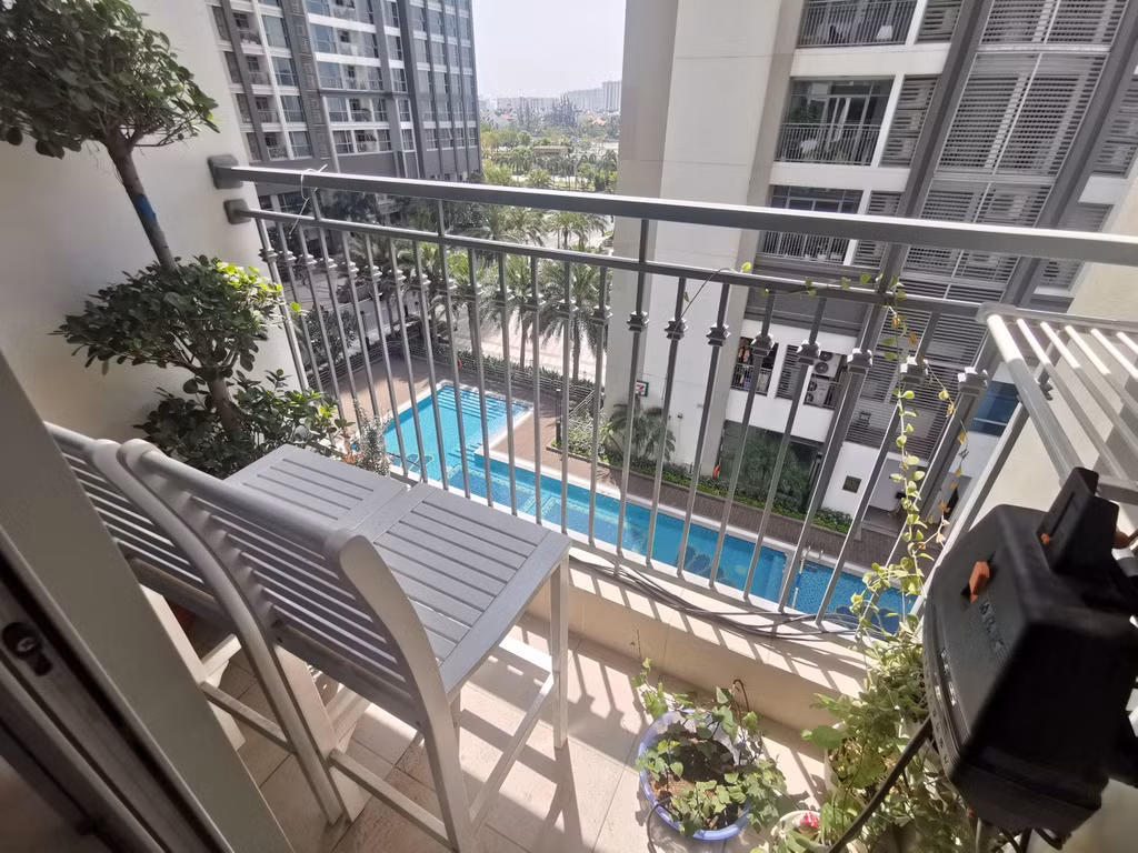 Ban công có diện tích khá nhỏ nhưng được bố trí cây xanh và ghế ngồi đã trở thành một không gian thư giãn trong những ngày nắng đẹp.