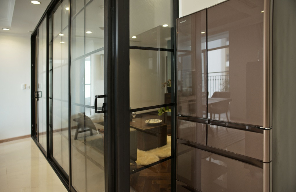 Ngoài ra, các thiết bị gia dụng như tủ lạnh cũng được chọn lựa với kiểu dáng và tông màu nhất định nhằm tăng tính hiện đại cho căn nhà.