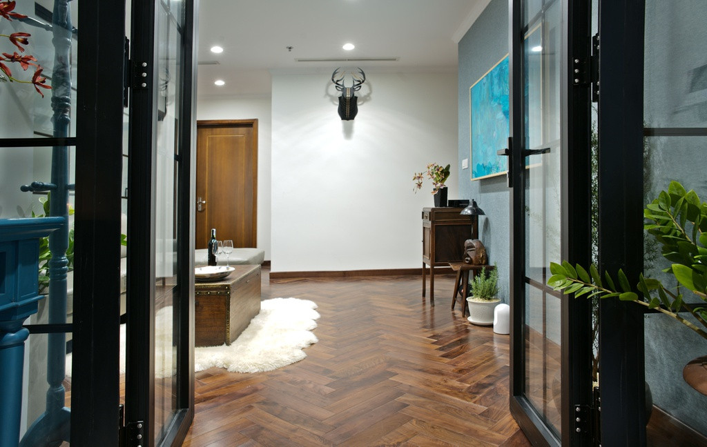 Không gian phòng khách sang trọng, song vẫn tạo được cảm giác ấm áp sau mỗi ngày trở về nhờ màu nâu của gỗ.