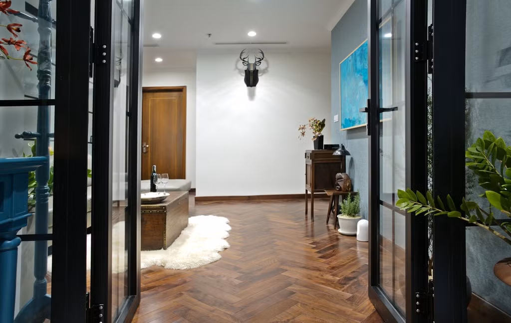 Không gian phòng khách sang trọng, song vẫn tạo được cảm giác ấm áp sau mỗi ngày trở về nhờ màu nâu của gỗ.