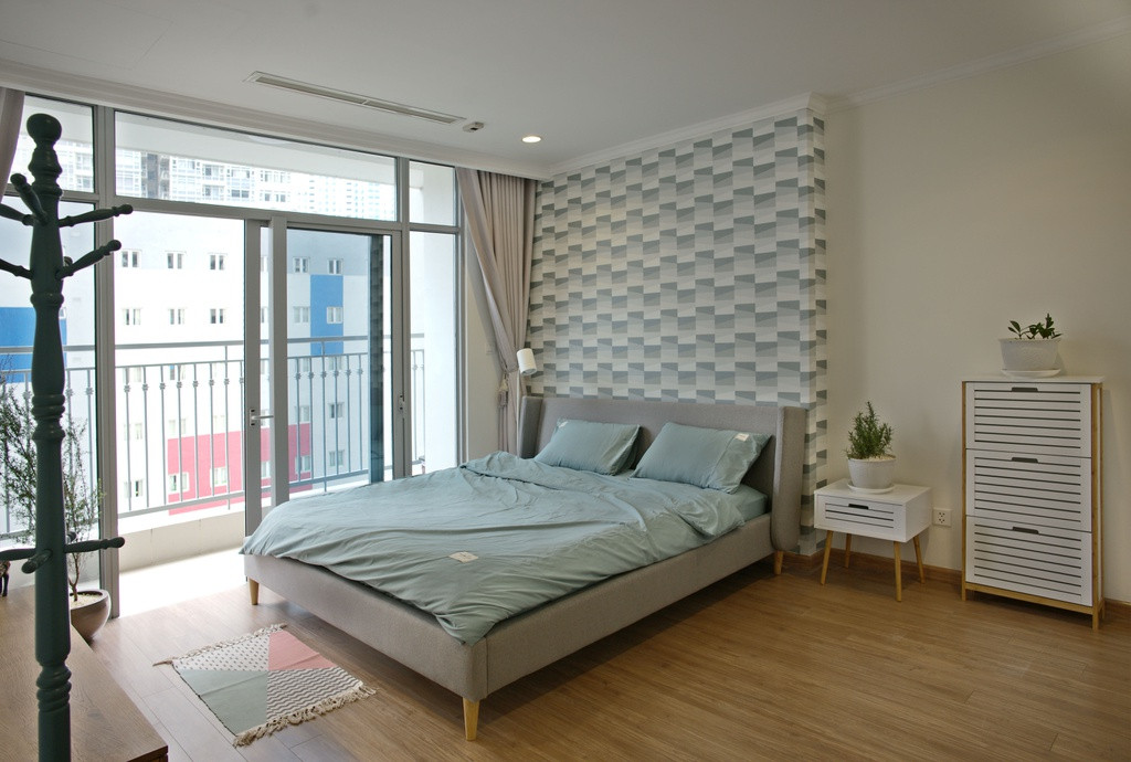 Phòng ngủ chính là nơi toát lên sự ấm cúng và hiện đại nhất trong căn nhà với sàn gỗ sáng màu, giường tủ tông trung tính cùng hoạ tiết đơn giản.