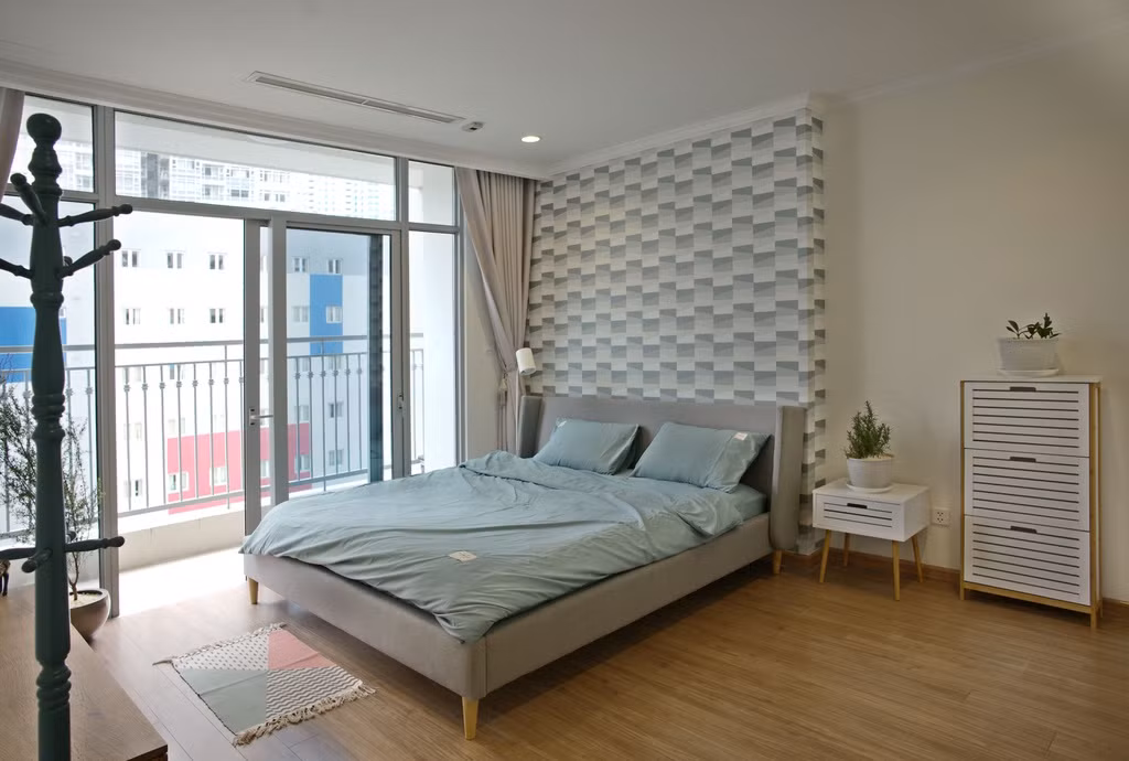 Phòng ngủ chính là nơi toát lên sự ấm cúng và hiện đại nhất trong căn nhà với sàn gỗ sáng màu, giường tủ tông trung tính cùng hoạ tiết đơn giản.