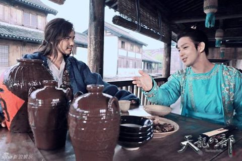 Theo một số nhà nghiên cứu lịch sử, nữ nhi hồng là loại rượu nếp được sản xuất chủ yếu ở vùng Thiệu Hưng (Chiết Giang, Trung Quốc).