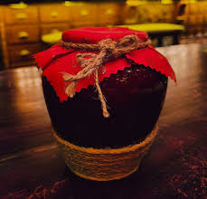 Những gia đình ở Thiệu Hưng nếu có con gái đều sở hữu loại rượu ngon nức tiếng thiên hạ này.