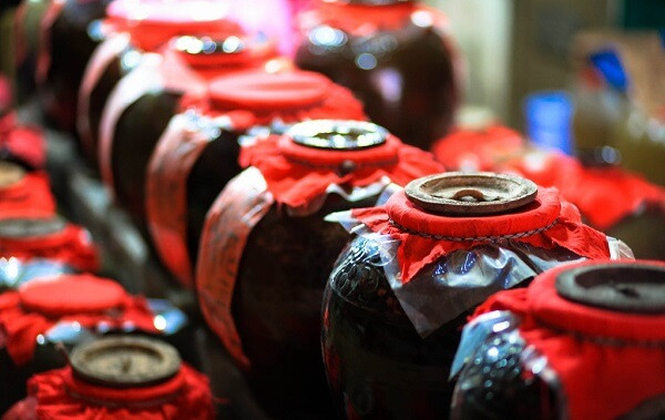 Nhiều người không khỏi tò mò loại rượu này có gì đặc biệt mà người Trung Quốc thời phong kiến "phát cuồng". Một số nhà nghiên cứu, chuyên gia khoa học đã tìm hiểu vấn đề này.