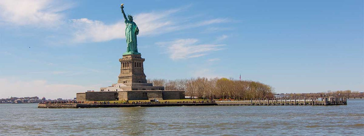 Nặng 225 tấn, cao tương đương với tòa nhà 22 tầng (tính từ chân tượng đến đỉnh ngọn đuốc), tượng Nữ thần Tự do ở cảng New York trở thành một biểu tượng nổi tiếng nước Mỹ, thu hút rất đông khách du lịch ghé thăm, chiêm ngưỡng mỗi năm.