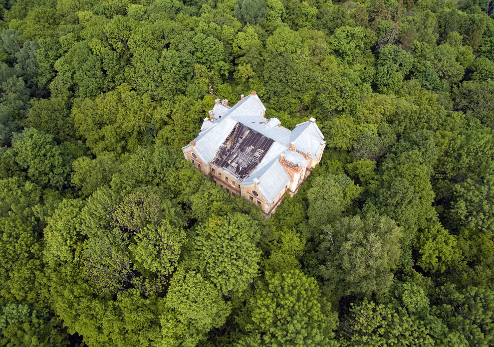 Ảnh chụp từ trên cao một tòa nhà bỏ hoang ở Khruslovka, phía Nam Moscow năm 2016. Địa điểm bỏ hoang này nằm giữa một khu rừng giống như được mẹ thiên nhiên ôm trọn vào lòng.