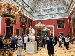 Mỗi năm có hàng triệu du khách ghé thăm bảo tàng Hermitage để chiêm ngưỡng và nghiên cứu những tác phẩm nghệ thuật gồm: hội họa, điêu khắc...