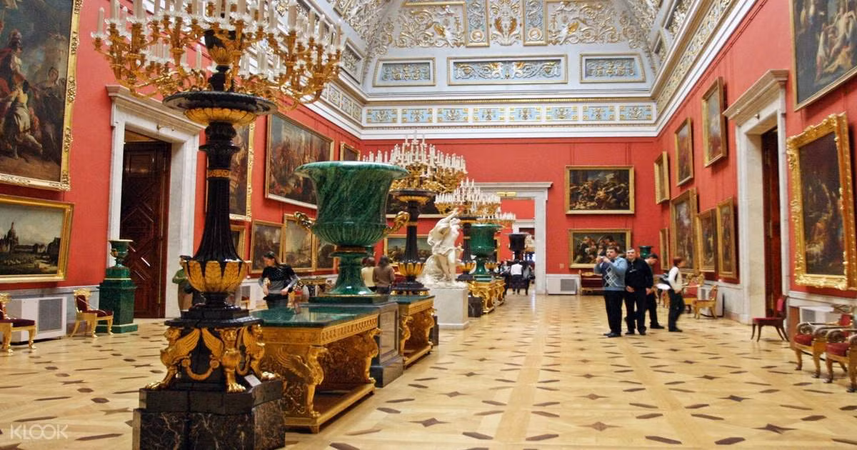 Nằm ở thành phố St. Petersburg, bảo tàng Hermitage của Nga nổi tiếng thế giới với hàng trăm năm lịch sử. Nơi đây nằm trong quần thể Cung điện Mùa đông, mở cửa từ năm 1852 và trưng bày hơn 3 triệu tác phẩm nghệ thuật giá trị.