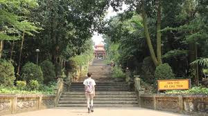 Khi tới Đồi 79 Mùa xuân, du khách không khỏi choáng ngợp trước khung cảnh thiên nhiên tuyệt đẹp như những hồ nước trong xanh, những hàng cây xanh rợp mát, nhu nhà thiền, thác vạn phật, hồ phóng sinh, lầu đại hồng...