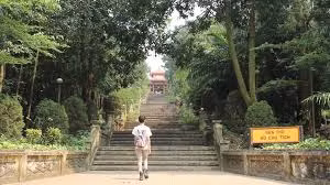 Khi tới Đồi 79 Mùa xuân, du khách không khỏi choáng ngợp trước khung cảnh thiên nhiên tuyệt đẹp như những hồ nước trong xanh, những hàng cây xanh rợp mát, nhu nhà thiền, thác vạn phật, hồ phóng sinh, lầu đại hồng...