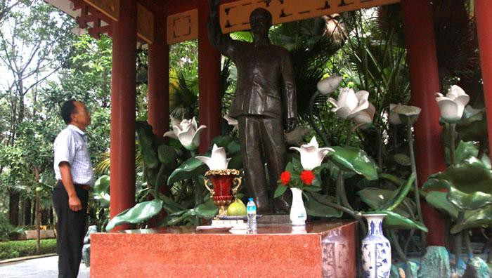 Đến năm 1971, nhân dân huyện Yên Lãng (cũ), nay là huyện Mê Linh phát động việc đúc tượng Chủ tịch Hồ Chí Minh bằng đồng.