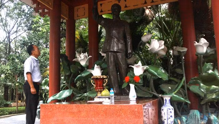 Đến năm 1971, nhân dân huyện Yên Lãng (cũ), nay là huyện Mê Linh phát động việc đúc tượng Chủ tịch Hồ Chí Minh bằng đồng.