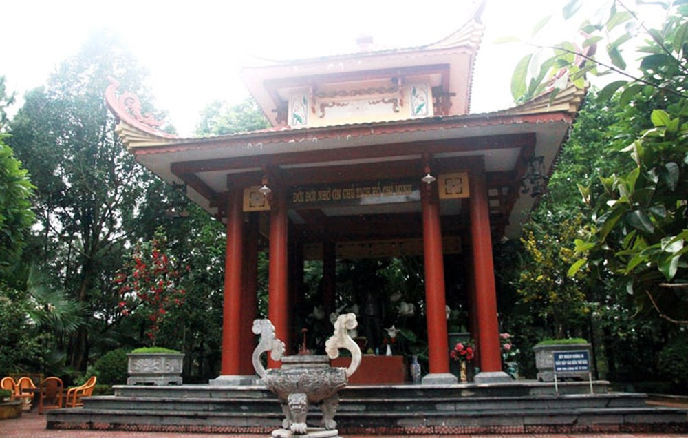 Vì vậy, người dân địa phương hưởng ứng lời vận động và công đức nhiều đồ gia dụng, thờ cúng quý giá bằng đồng như: hạc, lư hương - bát hương, mâm, chân nến, một quả chuông từ thời Tự Đức…