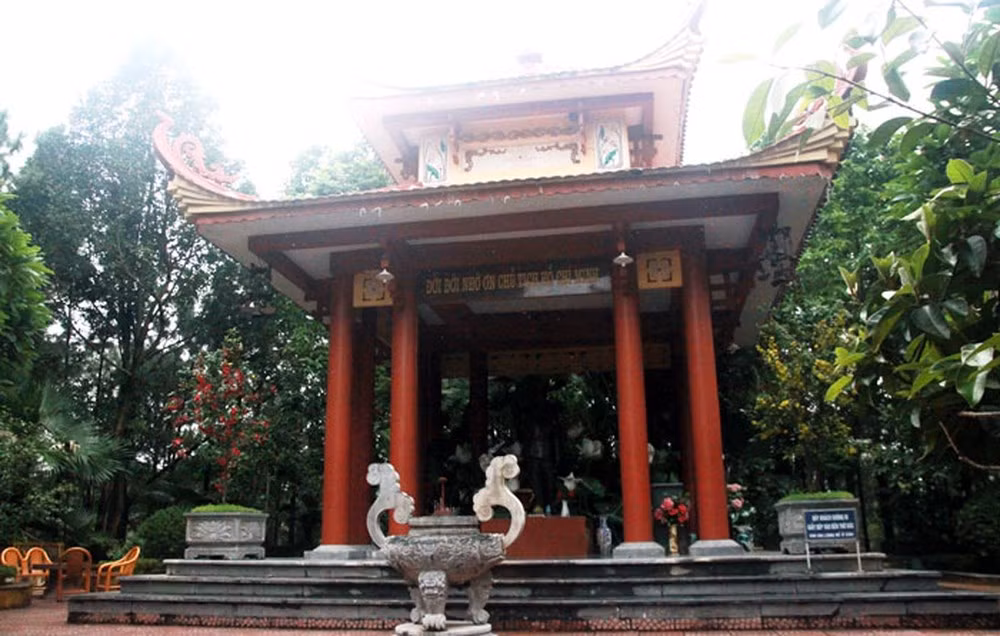 Vì vậy, người dân địa phương hưởng ứng lời vận động và công đức nhiều đồ gia dụng, thờ cúng quý giá bằng đồng như: hạc, lư hương - bát hương, mâm, chân nến, một quả chuông từ thời Tự Đức…