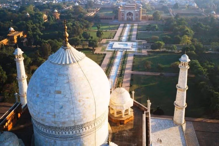 Thay vì sử dụng đá cẩm thạch trắng như của lăng Taj Mahal, hoàng đế Shah Jahan quyết định xây dựng lặng mộ cho mình với màu sắc chủ đạo là màu đen.