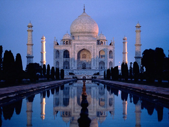 Lăng Taj Mahal được xây dựng trong 22 năm với sự tham gia của khoảng 20.000 người làm việc suốt ngày đêm. Công trình này sử dụng nhiều nguyên vật liệu đắt tiền và các loại đá quý lấy từ nhiều nước.