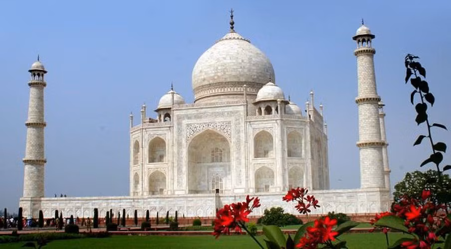 Một giả thuyết khác suy đoán công trình ''chị em'' với lăng Taj Mahal có thể chưa từng được xây dựng. Vì vậy, chúng ta mới không tìm ra kiến trúc này.
