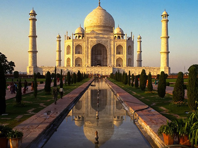 Hoàng đế Shah Jahan cho người xây dựng lăng Taj Mahal để dành tặng riêng cho hoàng hậu Begum - người qua đời sau khi sinh đứa con thứ 12.