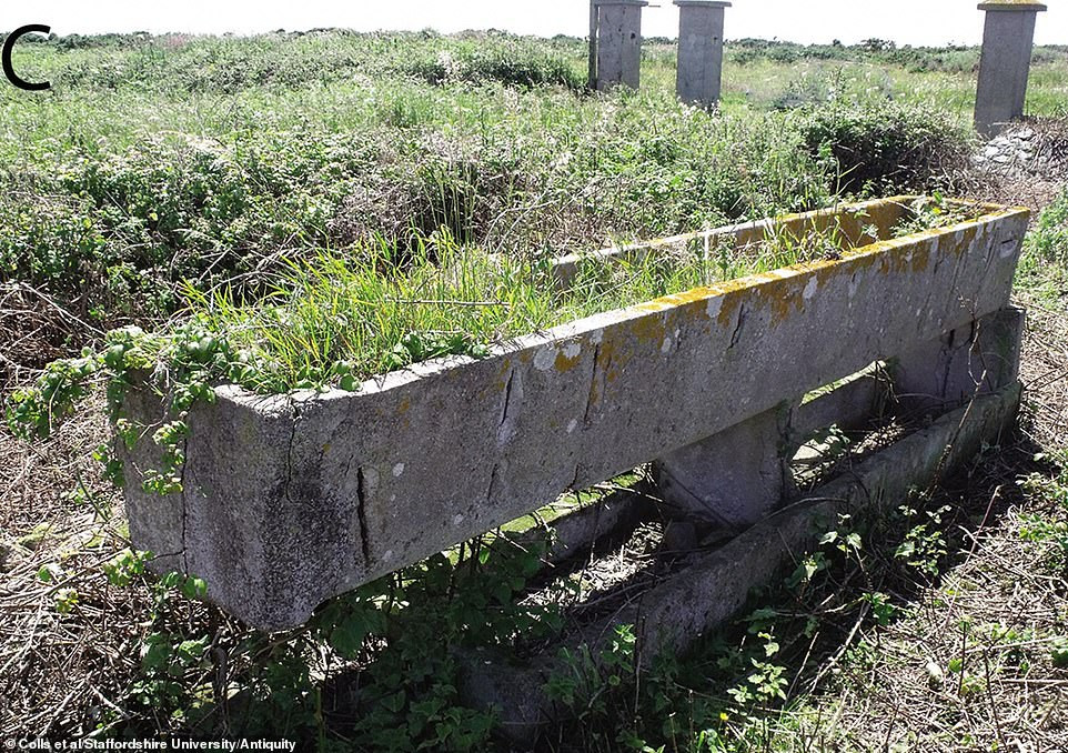 Không ít tù nhân bỏ mạng trong quá trình thi công các công trình khác như doanh trại, nhà giam, nhà bếp, nhà vệ sinh... trên đảo Alderney bị phát xít Đức chiếm đóng. Đến năm 1944, nhận thấy thất bại đang đến gần, Đức quốc xã cố gắng phá hủy trại tập trung này để tiêu hủy những bằng chứng về các tội ác đã gây ra. Mời độc giả xem video: Hitler còn sống sau Thế chiến 2?. Nguồn: VTC14.