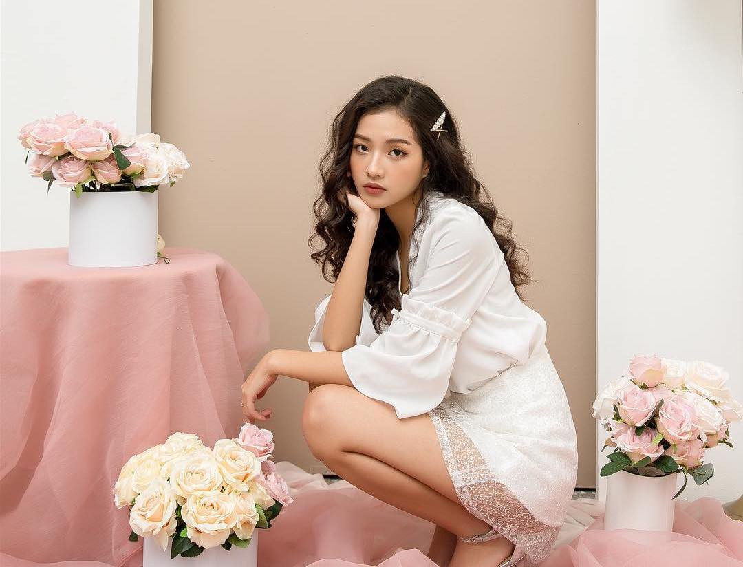 Bích Ngọc từng là sinh viên ĐH Ngoại thương Hà Nội. Thông tin diễn viên "tay ngang" xuất hiện cùng lúc trong hai bộ phim giờ vàng làm khán giả bất ngờ. Diễn xuất của 9X đang được chứng minh và ghi nhận.