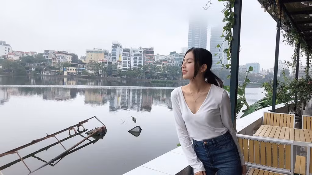 Trước khi tham gia hai bộ phim giờ vàng là Nhà trọ Balanha và Tình yêu và tham vọng, Bích Ngọc từng tham gia một số phim như Thạch Thảo, Đi qua mùa hạ, Tình khúc Bạch dương... Tuy nhiên, mãi đến khi nhận vai thứ chính của bộ phim giờ vàng, diễn viên 9X mới được chú ý.