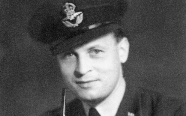 Trong số này, nổi bật là việc Trung tá Yeo-Thomas sở hữu vẻ lạnh lùng, tiêu diệt mọi kẻ thù nguy hiểm nhưng lại vô cùng quyến rũ, hào hoa đối với phụ nữ.