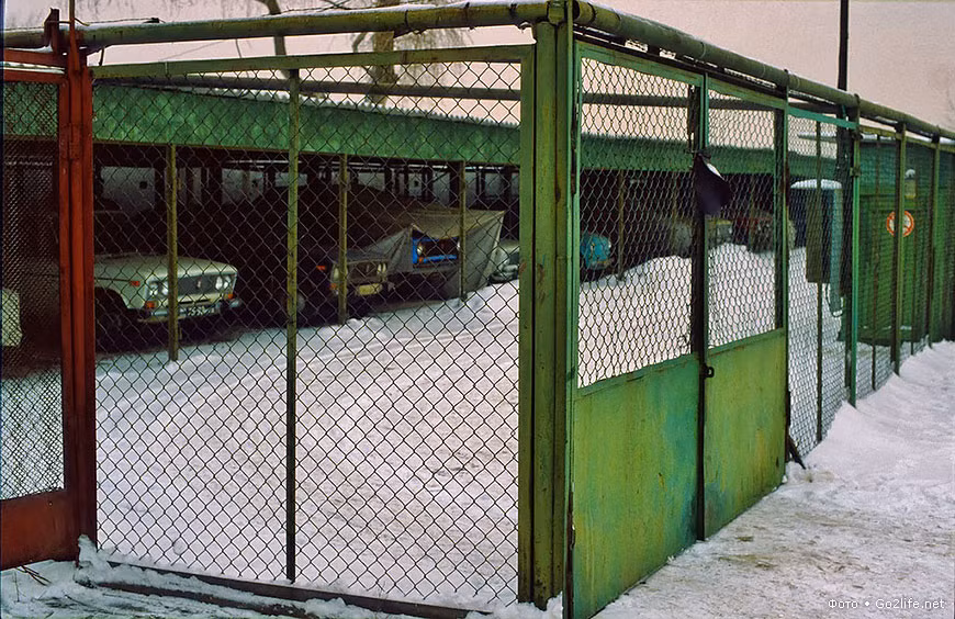 Một garage để ô tô vào trời đông băng giá. Ảnh PhotoL