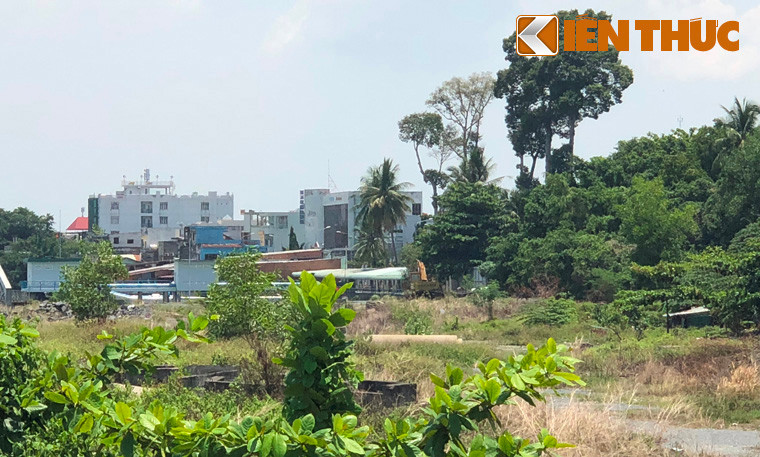 Theo ghi nhận của PV Kiến Thức vào sáng 6/5, hình ảnh thực tế tại dự án lấp sông Đồng Nai giờ đây hết sức hoang tàn khi cỏ mọc ùm tùm; đá, ống cống sau thời gian bỏ hoang đã bị cỏ xâm lấn...