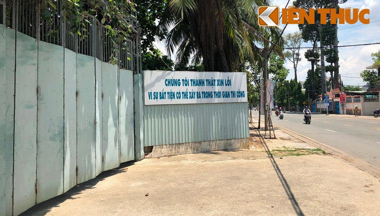 Trước sức ép của dư luận, chủ đầu tư xin tạm dừng dự án. Thế nhưng, khi dự án tạm dừng thì tại khu vực cũng đã bị đổ hàng nghìn mét khối đất, đá xuống sông và hiện tại đã tạo nên một mặt bằng lấn sông rộng lớn.