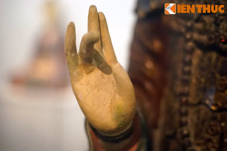 Thế tay này tượng trưng cho sự phổ độ chúng sinh, đồng thời thể hiện tâm Phật của Hoàng hậu Trịnh.