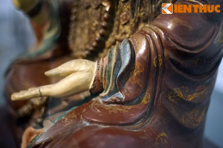 Trang phục của tượng Hoàng hậu Trịnh Thị Ngọc Trúc là loại triều phục với ba lớp áo trong và một áo vân kiên khoác ngoài. So với hầu hết các tác phẩm điêu khắc tượng từ thế kỷ 17 trở về sau, đây là bức tượng có trang phục cầu kỳ nhất.