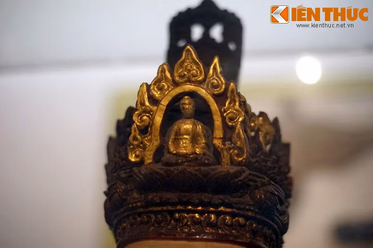 Chiếc vương miện được chạm khắc tỉ mỉ với nhiều lớp khác nhau, phía trước có tạc tượng A Di Đà ngồi tọa thiền. Đây là biểu tượng thường thấy trên các pho tượng Quan Âm, thể hiện sự kính ngưỡng của dân gian dành cho hoàng hậu Trịnh Thị Ngọc Trúc.