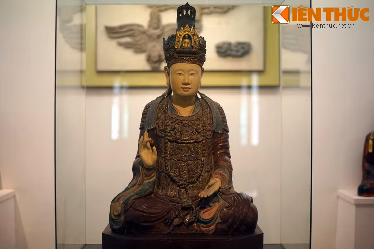 Tượng được tạc bằng gỗ nguyên khối, có chiều cao 111cm, tạo hình trong tư thế chân xếp bằng kiểu Kiết già toàn phần, một tay ngửa ra đặt trong lòng đùi, tay kia giơ ngang ngực kết ấn Vô Úy.