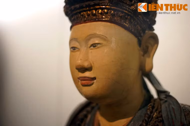 Điểm lôi cuốn nhất của pho tượng chính là gương mặt tươi sáng rạng rỡ, phúc hậu, chân thực với dái tai dài, cổ cao ba ngấn.