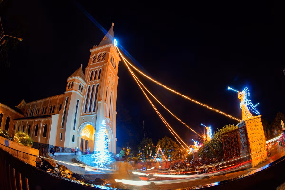 Không khí Giáng sinh ở nhà thờ Chính tòa Đà Lạt (nhà thờ Con Gà). Ảnh: Chet Baker - 500px.com.