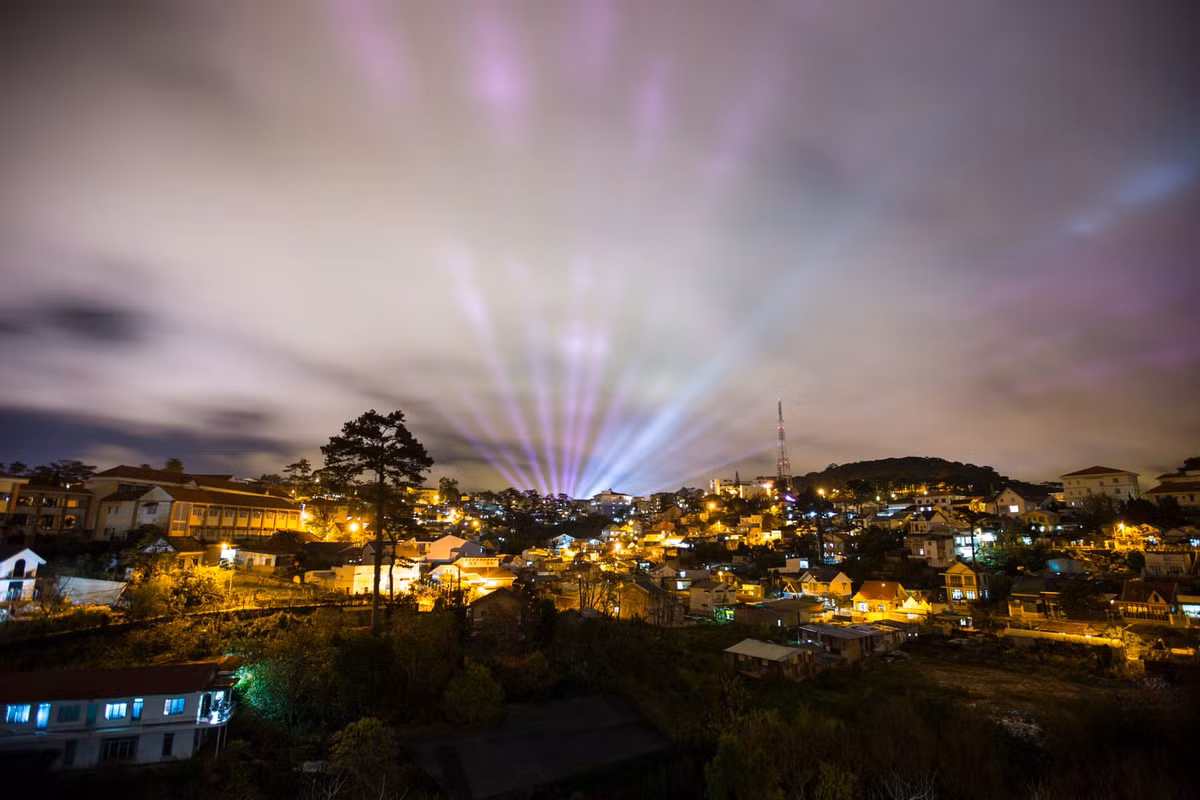 Ánh đèn đêm rực rỡ ở Đà Lạt. Ảnh: Vince Horiuchi - 500px.com