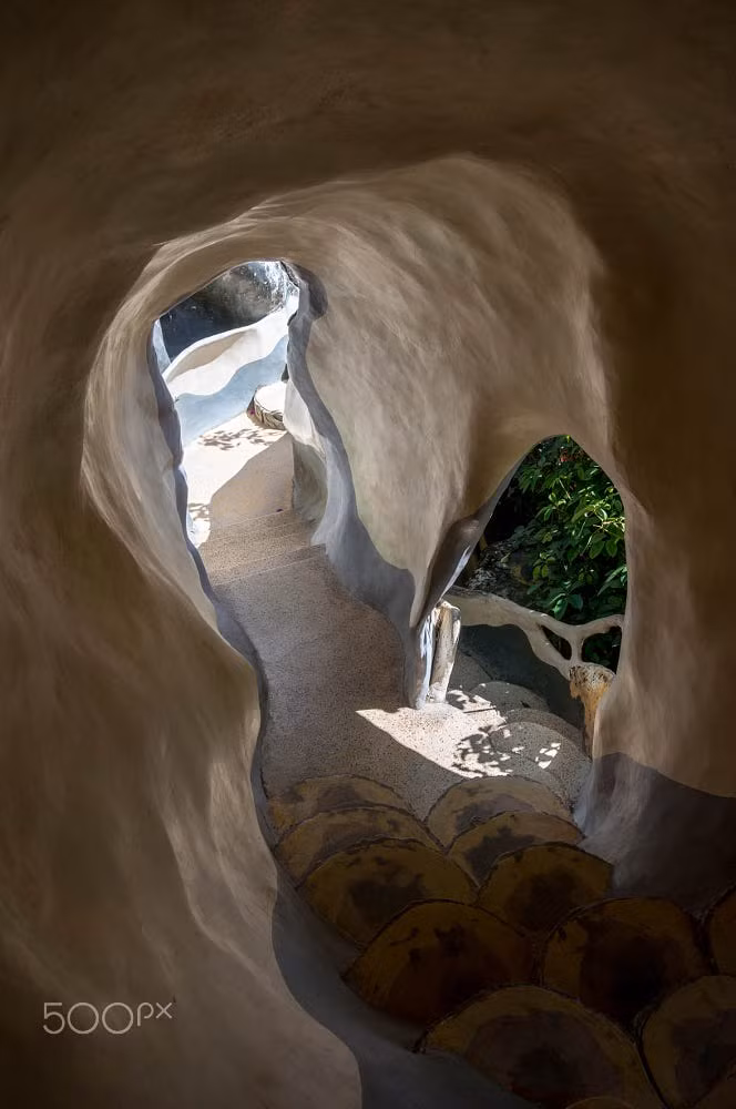 Một hành lang trong khu biệt thự Hằng Nga, công trình kiến trúc kỳ dị nổi tiếng của Đà Lạt. Ảnh: Nikolay Petryakov - 500px.com.