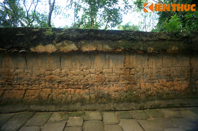 Các bức tường, cổng và một số công trình khác của chùa Bổ Đà được xây dựng hoàn toàn bằng đất nện theo lối trình tường của đống bào một số dân tộc vùng núi phía Bắc. Dãy tường đất bao quanh chùa có tổng chiều dài hàng trăm mét, cao gần hai mét, dày chừng nửa mét, được xây dựng rất kỳ công.