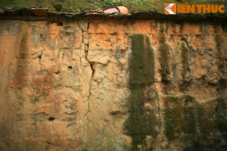 Để xây tường, các khuôn gỗ dày sẽ được dựng để đổ đất sét được trộn với rơm rạ, sỏi đá, nước vào trong. Hỗn hợp vật liệu này sẽ được giã nhuyễn và để cứng lại thì mới dỡ khuôn. Sau khi khô hoàn toàn, các bức tường sẽ trở nên rắn như đá, có thể đứng vững cả trăm năm.